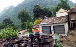 Xe tải lao vào vệ đường, bố chết, con trai nhập viện cấp cứu