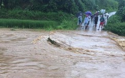 Mưa lớn, nhiều tuyến đường ở Yên Bái ngập sâu, sạt lở