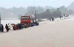 Video: Tài xế xe khách chở 60 công nhân liều lĩnh băng qua lũ dữ