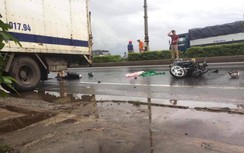 Va chạm với ô tô lùi từ gara, chồng chết, vợ và con nhỏ bị thương
