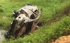 Nghi tự gây tai nạn khiến xe ô tô con cháy trụi bên đường