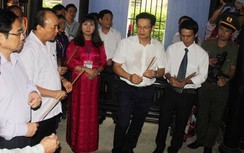 Thủ tướng dâng hương tại Nhà lưu niệm Bác Hồ ở Huế