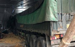 Xe tải đổ đèo trên QL6 lao vào nhà dân, 2 vợ chồng tử vong