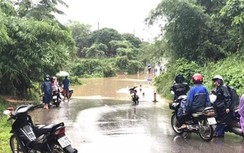 Giao thông chia cắt, lũ các sông đang lên ở Quảng Trị