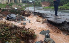 Mưa lớn, nhiều đoạn tuyến đường HCM qua Quảng Trị, Huế bị sạt lở