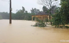 Chùm ảnh: Hơn 3 giờ đồng hồ đội mưa, lội nước vào “rốn lũ” ở Hà Tĩnh