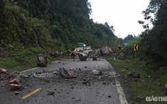 Đá lở gây tắc đường trên Quốc lộ 6 ở Sơn La