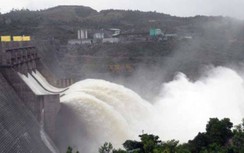 Mưa lũ miền Trung: 2 người chết, 4 người mất tích trên bờ và giữa biển