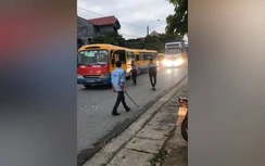 Video: Xe khách "đại chiến" khiến người đi đường khiếp vía