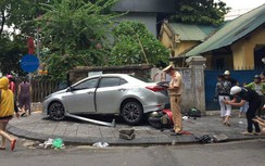 Nữ tài xế đạp nhầm chân ga, "xế hộp" tông liên hoàn khiến 3 người nhập viện