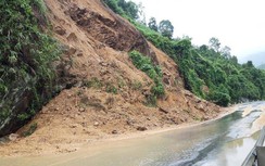 Hàng loạt điểm sạt lở, đất đá tràn mặt đường... chờ được hốt dọn