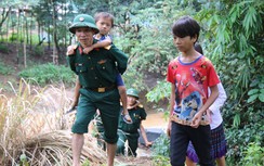 Cảm động cảnh Bộ đội cõng học sinh lội suối đến trường dự lễ khai giảng