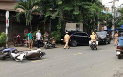 "Xế sang" Mercedes tông hàng loạt xe máy, 2 người nhập viện cấp cứu