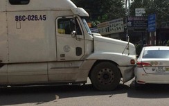 "Xế hộp" va chạm xe container, cả gia đình trong ô tô hú vía
