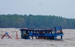 Tàu cá khó ra vào vì cửa biển vừa nạo vét đã bị bồi lấn