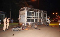 2 xe máy tông liên tiếp vào đuôi ô tô tải, 2 nam thanh niên thiệt mạng