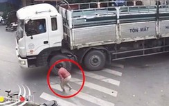 Video: "Lạnh gáy" trước cảnh người phụ nữ lao đầu vào gầm xe tải