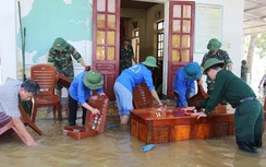 Tình người giữa rốn lũ Hương Khê: San sẻ nguồn điện, chia cơm, sẻ muối