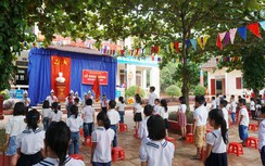 Đồng phục văn nghệ khai giảng cô trò đã thuê, chưa kịp diễn đã... phải trả