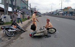 Xe máy tông nhau, 2 người đàn ông bị thương phải nhập viện cấp cứu