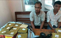 CSGT vây bắt 2 thanh niên đi xe máy vận chuyển pháo trên quốc lộ