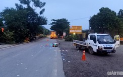 Người chồng gào khóc bên thi thể vợ tử vong sau cú va chạm với xe tải