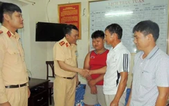 CSGT Hà Nam giúp đỡ cậu bé 13 tuổi bị lạc về với gia đình