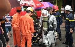 Cứu người đàn ông mắc kẹt trong đám cháy shop quần áo trên phố Núi Trúc