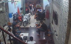 Video: Sốc với cảnh nam thanh niên mang can xăng đốt tiệm cầm đồ