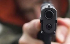 Thái Bình: Bắt đối tượng nửa đêm bịt mặt rút súng bắn người