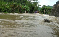 Khẩn trương tìm kiếm bé gái 7 tuổi bị lũ cuốn trôi cùng bố mẹ