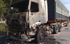 Kéo rê xe máy mắc kẹt dưới gầm, xe container bốc cháy