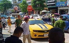 Video: CSGT dùng súng AK đập kính xe Chevrolet Camaro truy bắt "quái xế"