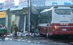 Va chạm xe tải, xe khách Thành Bưởi lao vào nhà dân trên QL20