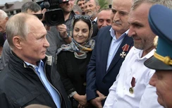 Ông Putin phá lệ, uống nốt "cốc rượu chưa cạn" cách đây 20 năm