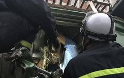 Cắt cửa cứu tài xế mắc kẹt trong vụ ba xe "hổ vồ" bị tai nạn liên hoàn