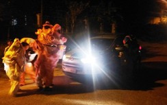 Nhóm thiếu niên múa lân chặn đầu ô tô "xin" tiền: Công an nói gì?