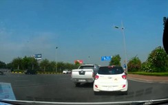 Video: Lại xuất hiện 2 tài xế "đua ô tô" cà khịa nhau trên đường ra sân bay