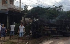 Va chạm ô tô khách, xe chở gạo lật ngang, 1 người trọng thương