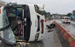Tông dải phân cách, xe khách chở 26 người "phơi bụng" giữa đường