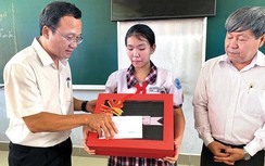 Cô bé mất một chân vì TNGT bất ngờ nhận được quà của Thủ tướng