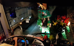 Tài xế phát hoảng khi đoàn múa lân chặn đầu xe... xin tiền