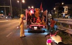 Chở người đánh đu trên thùng xe đi múa lân, hàng loạt xe tải bị phạt
