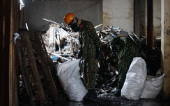 Các quân nhân vật lộn tẩy độc giữa ngổn ngang phế thải vụ cháy Rạng Đông