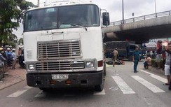 Đang chờ đèn đỏ, người phụ nữ bị xe container cán chết trên QL1