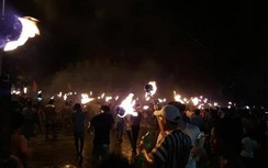 Tết trung thu sáng loè ở Hát Môn, thanh niên trai tráng “quẩy hết nấc”