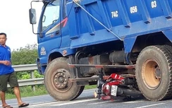 Bất chấp biển cấm, xe ben cố quay đầu gây tai nạn làm 2 người bị thương