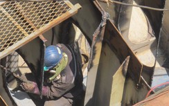 Chui hầm, đội nắng đóng tàu "khủng", thu nhập thấp vẫn bám trụ với nghề
