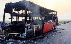 Xe khách cháy dữ dội trên QL1, tài xế kịp mở cửa cho 10 khách thoát thân