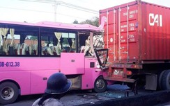 Ô tô khách húc đuôi xe container, 4 hành khách bị thương trên QL22